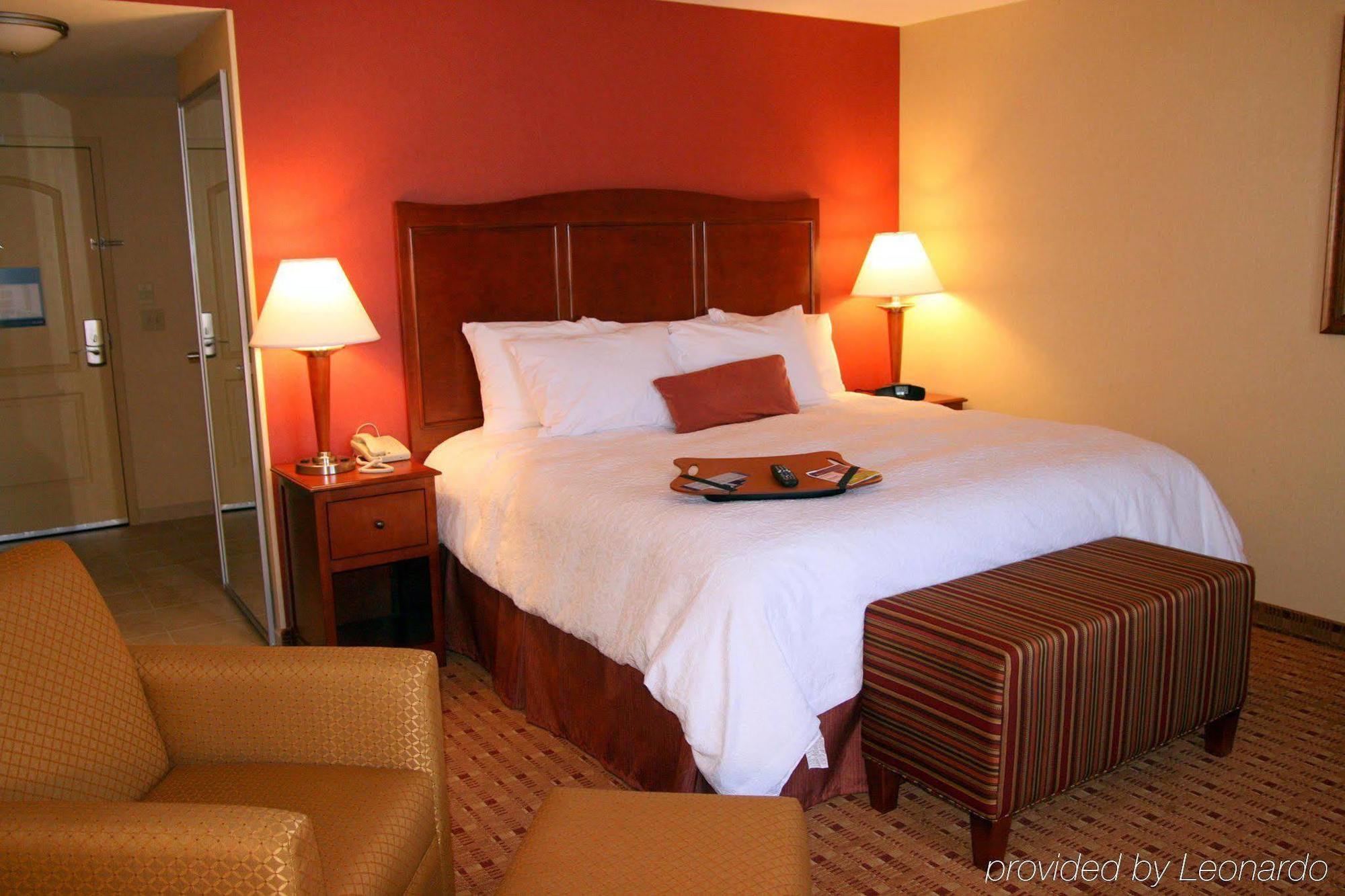 Hampton Inn & Suites Arcata Room photo